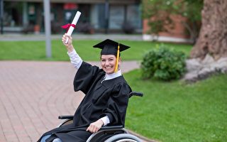 残疾生毕业典礼上迈出十年来第一步 感动众人