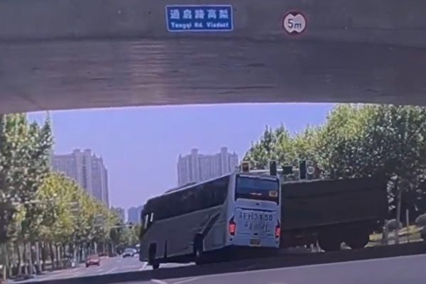 江苏载学生巴士出车祸酿伤亡 相撞画面曝光
