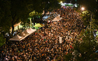 台立法院扩权 10万人抗议 中共扭曲报导