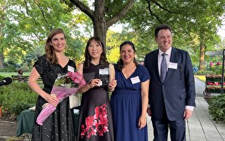 紐約王后區植物園籌款晚宴 黃百齡獲「玫瑰之夜獎」