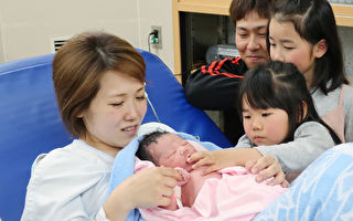 日本生育率降至史上最低 人口加速減少