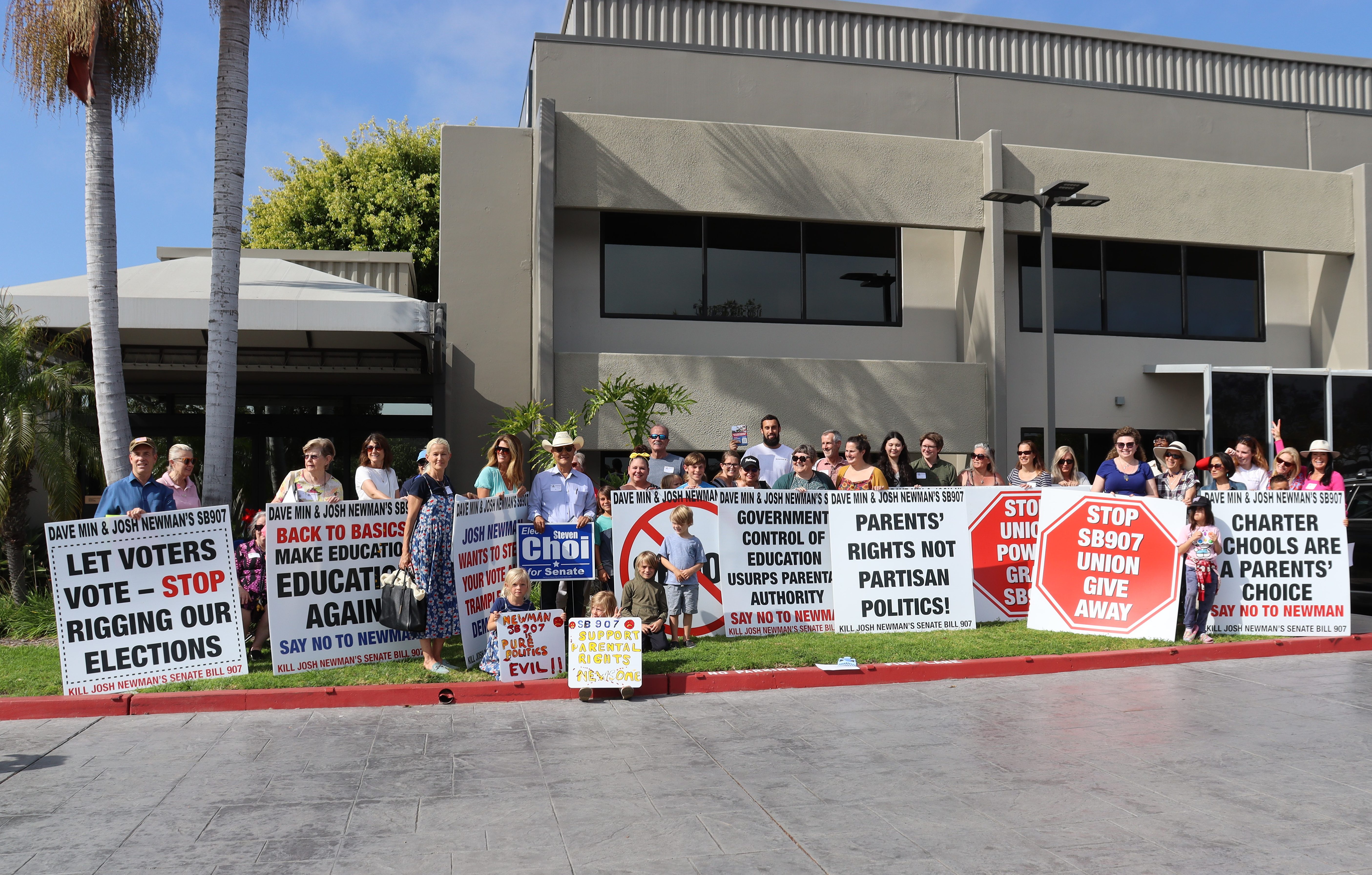 加州SB907针对橙县教委会 居民抗议