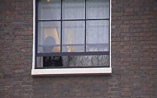 法輪功請願  倫敦中使館人員隱窗后偷錄曝光