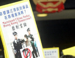 新闻图片:法輪功抗議香港拒成員入境