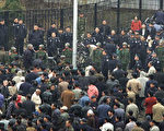 2002年3月19日辽阳下岗工人向当地政府请愿（法新社）