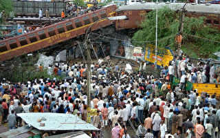 印度火车刹车失灵冲下桥 20人死