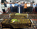 七月九日新加坡的伊朗人在一座清真寺為拉丹和拉蕾姐妹祈禱 （法新社）