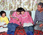 伊朗連體姐妹1989年與家人在一起 （法新社）
