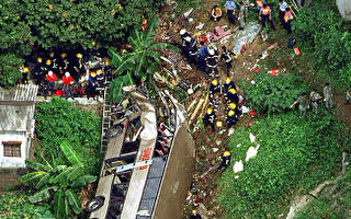 香港巴士直墮50米山坡 22死20傷