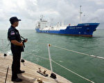 一名馬來西亞水上警察在馬六甲海峽巡邏（法新社）