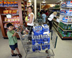 8月14日停电﹐人们在商店购买水和食品。(法新社)