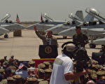 布什總統在機場對歡迎的人群發表演講(大紀元)