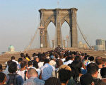 14日大停电﹐纽约布鲁克林大桥附进塞满了人群。(法新社)