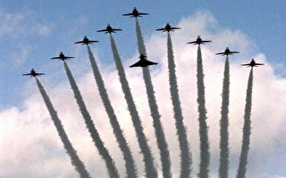 观赏英国皇家空军“红箭头”航空表演