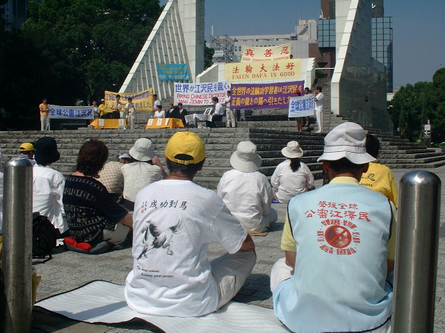 身著“公審江澤民”字樣和馬到成功圖案的參加者 (大紀元記者 原明攝影)