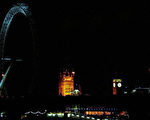 8月28日伦敦停电﹐地标“大本钟”(右)﹑国会大厦(中)和“伦敦眼”只有部分照明。(法新社)