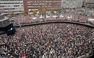 萬人聚集瑞典首都悼念林德