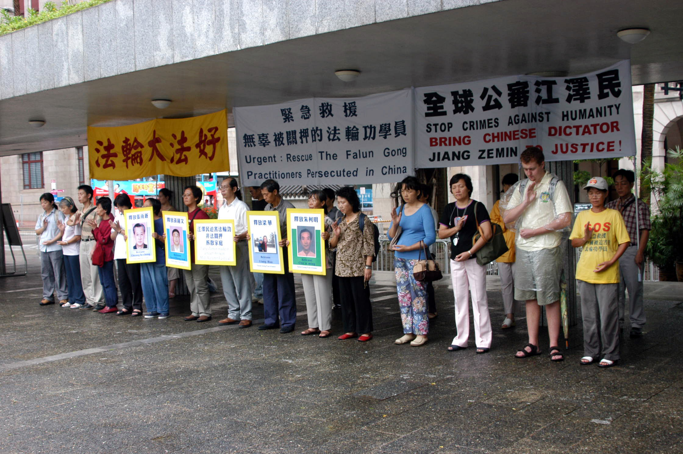香港法輪功學員強烈要求中共當局立即釋放其母親及其他無辜被抓的法輪功學員。(攝影:香港大紀元記者)