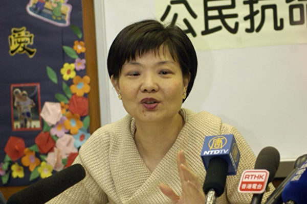 余若薇認為港府的做法有壓制示威之嫌,而政府永久禁制請願人士進入入境處大樓也違反人權。(攝影: 香港大紀元記者) 余若薇認為港府的做法有壓制示威之嫌,而政府永久禁制請願人士進入入境處大樓也違反人權。(攝影: 香港大紀元記者)