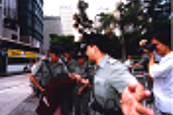 爭居權人士在中環遮打花園露宿請願,去年四月二十五日港府派出大批警員及入境處人員清場,強行拉走或抬走請願人士。(攝影: 香港大紀元記者) 爭居權人士在中環遮打花園露宿請願,去年四月二十五日港府派出大批警員及入境處人員清場,強行拉走或抬走請願人士。(攝影: 香港大紀元記者)