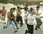 组图：钱江大潮突袭游客  掀起4米高巨浪