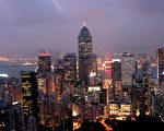 港高官看升旗礼 内地客好奇看示威