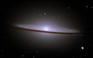 草帽星云距离地球5500万光年 用小型望远镜就能看到