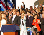 阿诺．史瓦辛格（左二）在10月7日罢免州长选举中赢得胜利，亚裔支持阿诺委员会南加州分会主席黄赵企晨（右二）在庆祝大会现场。（图片由黄赵企晨提供）