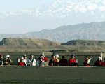 在甘肅九泉等待觀看飛船發射的旅遊者（法新社）