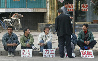 在北京街头等待雇佣的农民工（法新社）