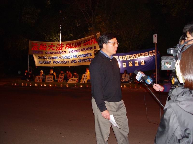 法輪功學員代表樊慧強接受《新唐人》電視台和《希望之聲》電台採訪(大紀元攝影)