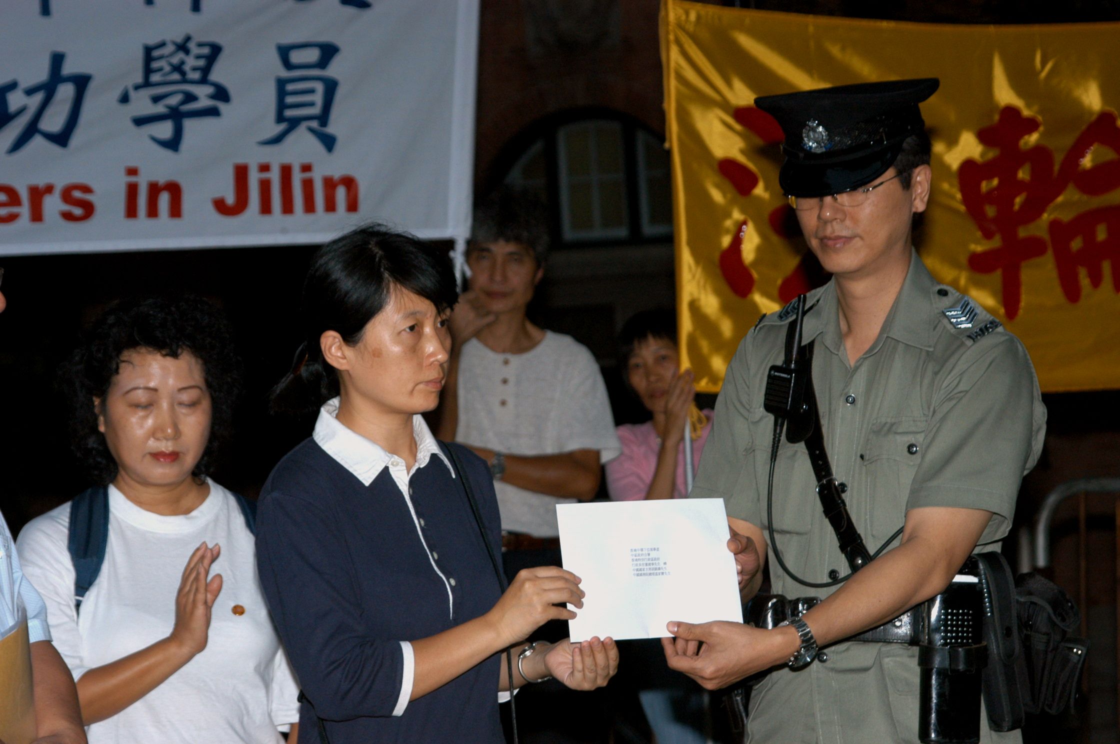 請願的法輪功學員只能遊行致政府總部外圍的請願區,由警察代接致國家領導人的信件。(香港大紀記者攝)