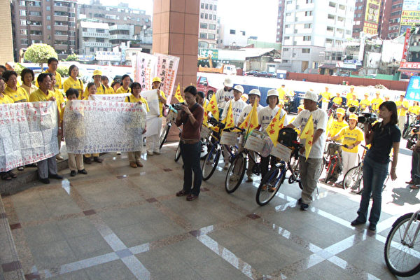 法轮功学员拜会桃园县政府(大纪元摄影) 法轮功学员拜会桃园县政府(大纪元摄影)
