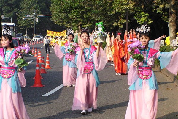 在隊伍的後面有法輪功學員表演的仙女散花、唐裝表演、陝北腰鼓和東北大秧歌等(大紀元) 在隊伍的後面有法輪功學員表演的仙女散花、唐裝表演、陝北腰鼓和東北大秧歌等(大紀元)