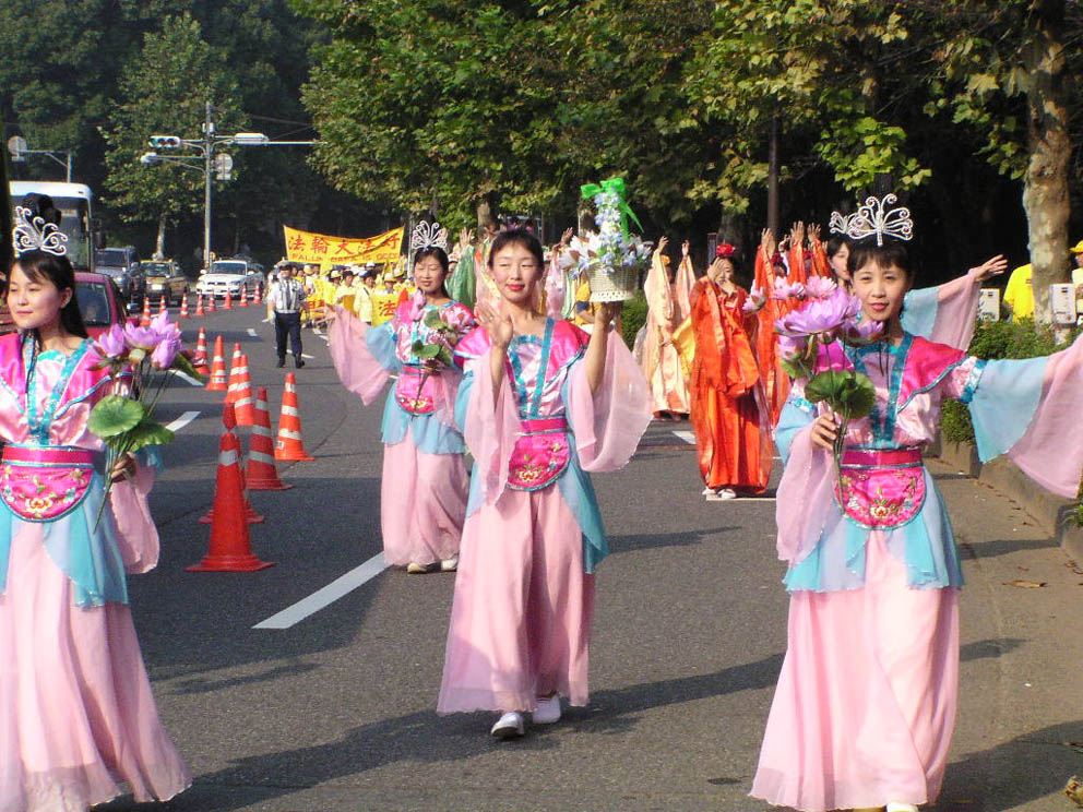 在队伍的后面有法轮功学员表演的仙女散花、唐装表演、陕北腰鼓和东北大秧歌等(大纪元)