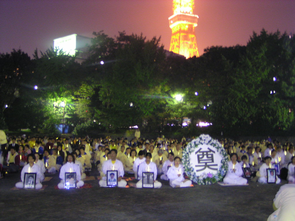 晚上,法轮功学员用烛光守夜来悼念在大陆被迫害致死的学员(大纪元)