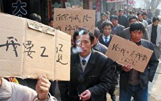 北京再現民工爬塔吊 以命相賭討工錢