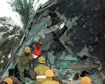 11月9日营救人员搜索爆炸后的现场。(法新社)