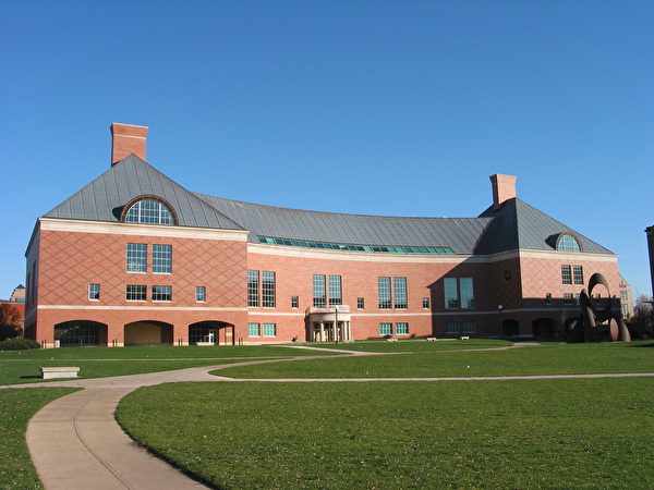 伊利诺伊大学厄巴纳香槟分校的计算机工程专业位居全美第五。图为工程图书馆（大纪元摄影）。