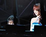「2003亞洲巨星反盜版演唱會」歌手不分國界「手牽手」開唱