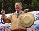 立委何敏豪敲响铜锣  声援控诉江泽民