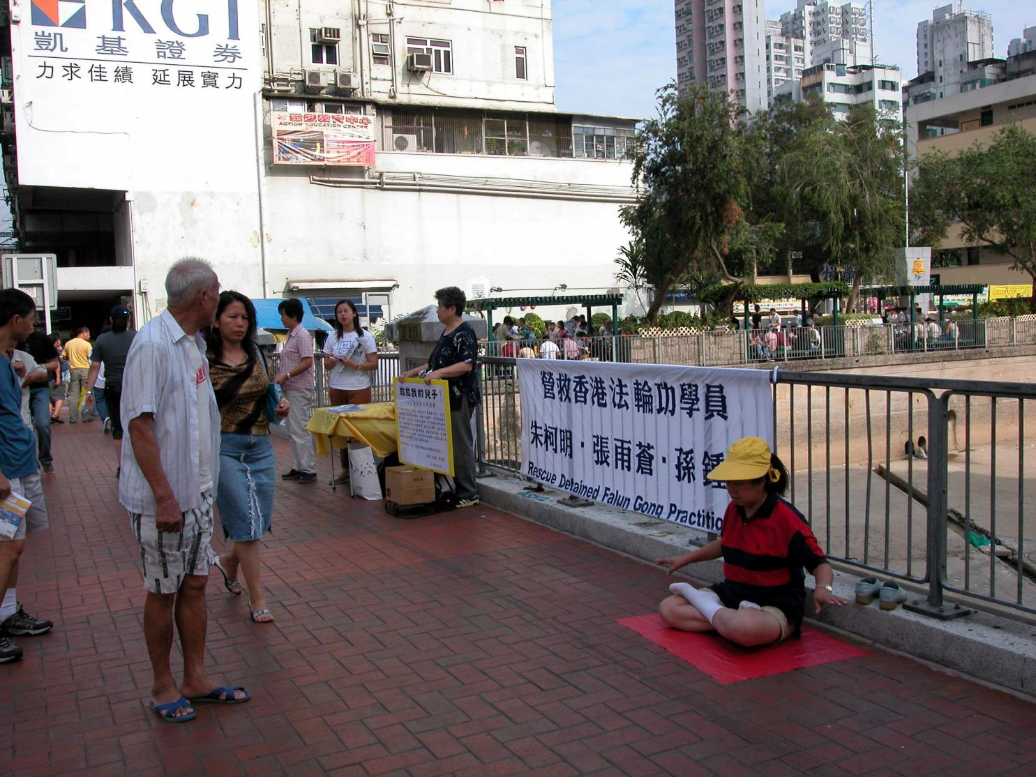 孫鐘文的七十歲母親(右二)在街頭募集香港市民的簽名,要求大陸當局釋放被關押的香港法輪功學員。(大紀元圖片庫)