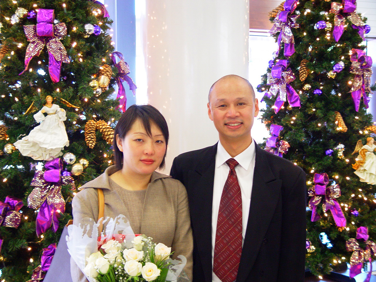 澳洲公民李麒忠和未婚妻李迎在机场的耶诞树下合影