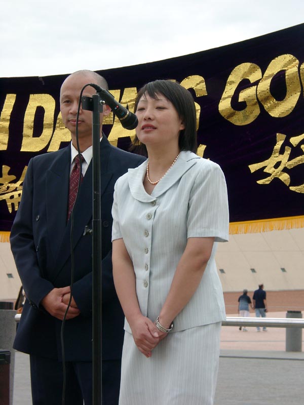 李迎小姐與李麒忠先生感謝澳洲政府及民衆的支持與幫助