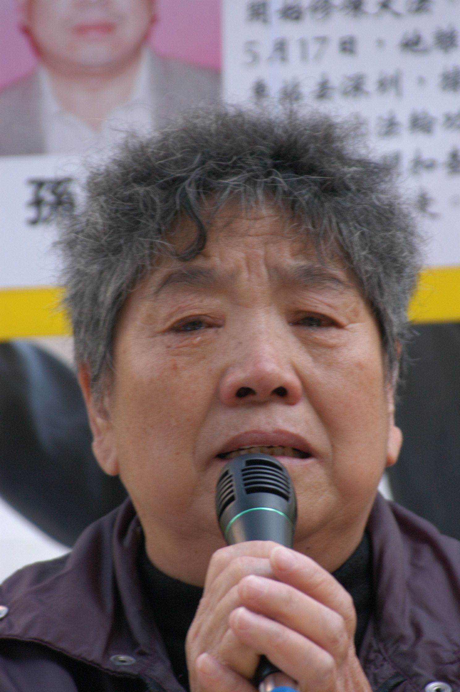 在國內被關押香港法輪功學員孫鐘文的母親,每次談到兒子都流下慈母淚。(香港大紀元記者攝)