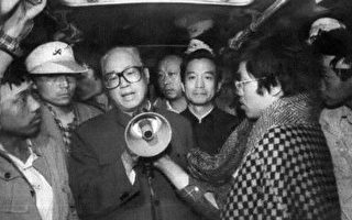 趙紫陽(中左)1989年5月19日在天安門對學生講話﹐溫家寶(中右)陪同在側。(法新社)