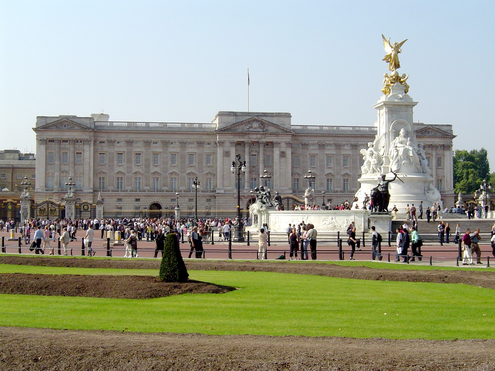 【图】英皇室齐聚乔治王子百日洗礼_星话题_名流派对频道_VOGUE时尚网