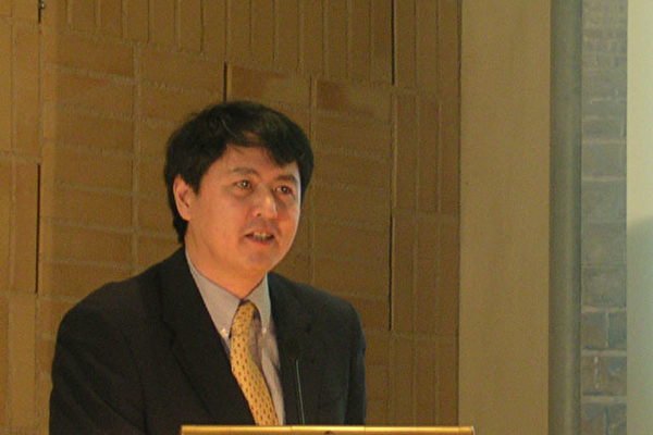 法轮功发言人张尓平发言(摄影:大纪元) 法轮功发言人张尓平发言(摄影:大纪元)