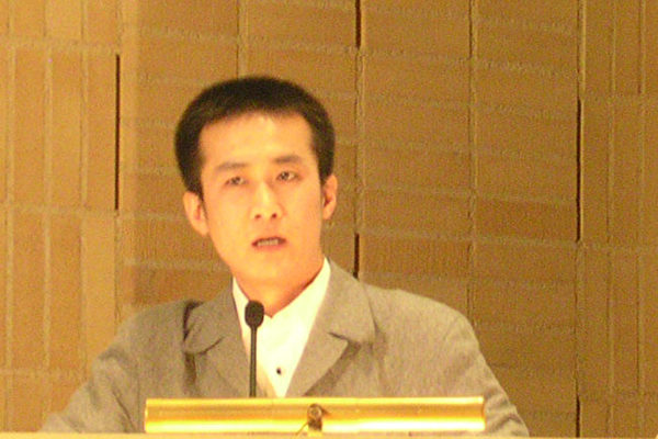 法轮功学员赵明发言(摄影:大纪元) 法轮功学员赵明发言(摄影:大纪元)