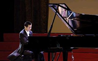十五岁华裔少年钢琴家献艺曼哈顿中心